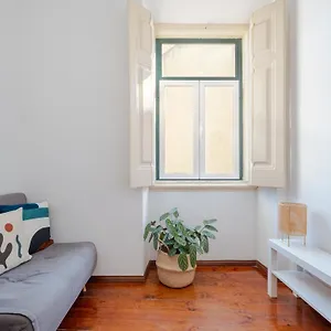 sunny-apartment-near-alfama.hotels-lisbon-portugal.com/